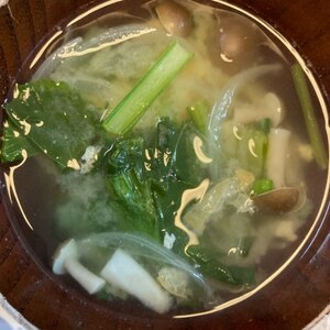 小松菜としめじの簡単油揚げ味噌汁